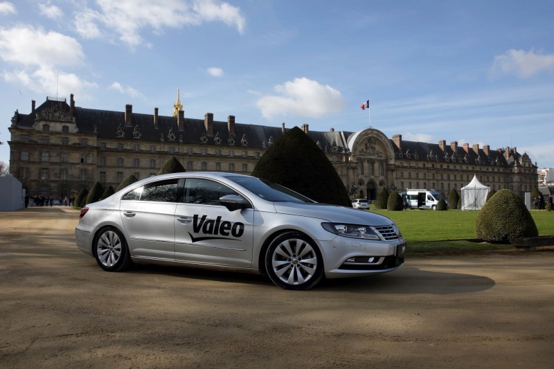 © Reuters. The new self-driving car unveiled by Valeo and Safran drives during a presentation in front of the Invalides in Paris
