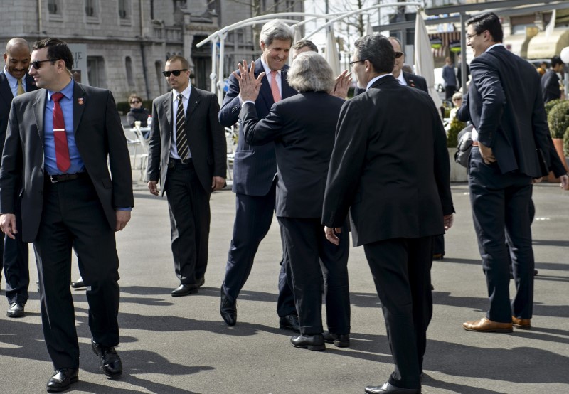 © Reuters. US Secretary of State John Kerry and US Secretary of Energy Ernest Moniz cross paths during a lunch break in negotiations with Iranian officials in Lausanne