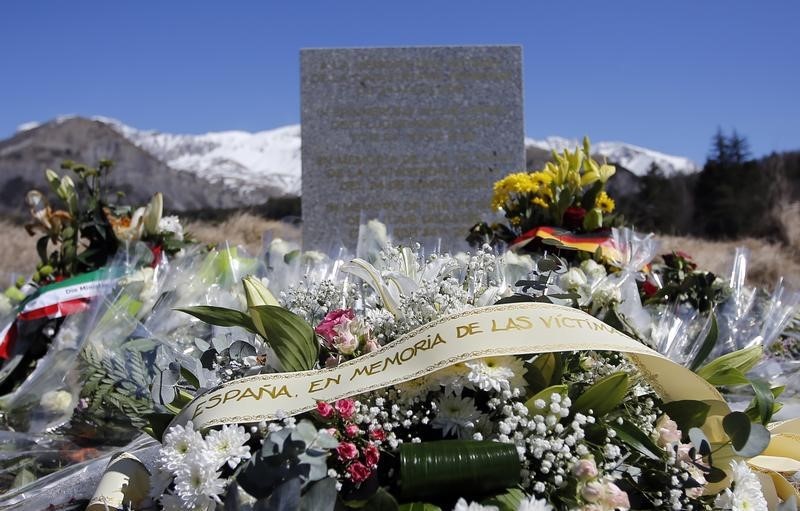 © Reuters. Fiori per commemorare le vittime del disastro aereo dell'Airbus 320 della compagnia Germanwings