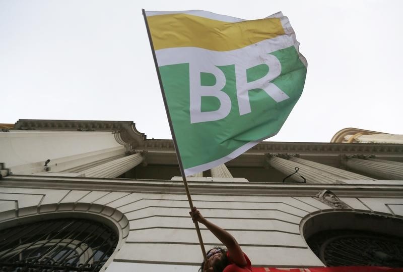 © Reuters. Woman waves a flag with Petrobras' logo as she takes part in a demonstration in defense of Brazil's President Dilma Rousseff and the state-run oil company Petrobras, in Rio de Janeiro
