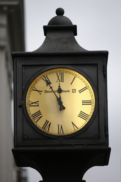 © Reuters. Orologio vintage con il logo Deutsche Bank