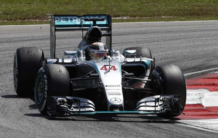 © Reuters. Hamilton elogia a sus mecánicos tras liderar los entrenamientos en Malasia