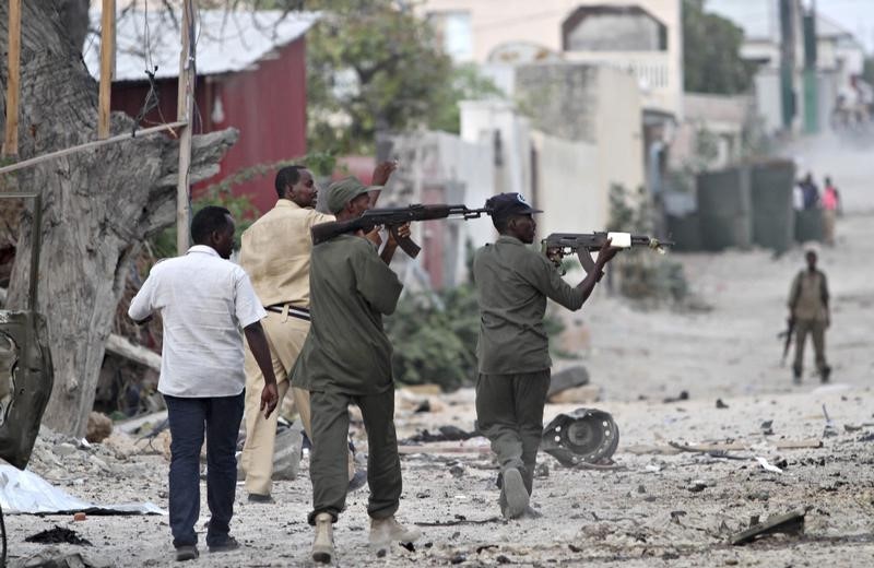 © Reuters. متشددون يقتلون 7 أشخاص في فندق بالصومال ويحاصرون مسؤولين حكوميين