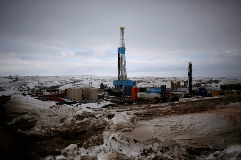 © Reuters. File photo of an oil derrick is seen at a fracking site for extracting oil outside of Williston