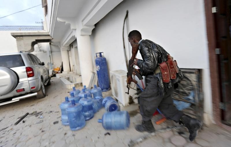 © Reuters. الشرطة: قوات صومالية خاصة تستعيد جزءا من فندق من متشددين