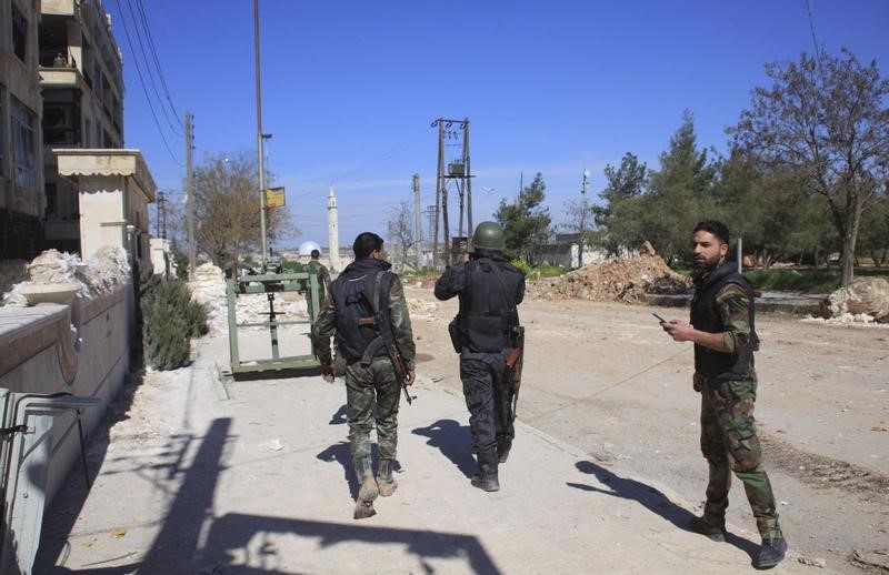 © Reuters. تلفزيون: الجيش السوري وحزب الله يحاصران مدينة سورية قرب الحدود