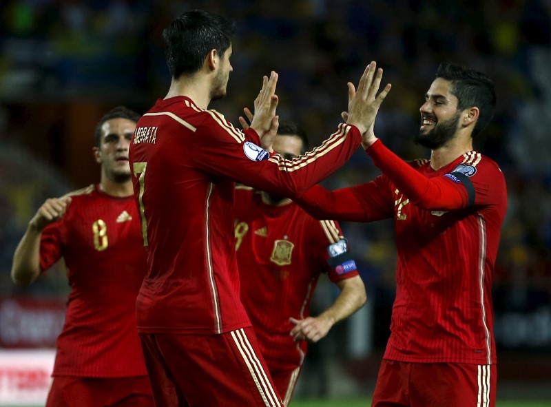 © Reuters. El jugador Alvaro Morata de España recibe la felicitación de Isco luego de marca un gol en el partido contra Ucrania