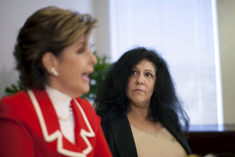 © Reuters. Margie Shapiro looks at attorney Gloria Allred during a new conference to allege that she and Sunni Welles were drugged and sexually assaulted by Bill Cosby in Los Angeles