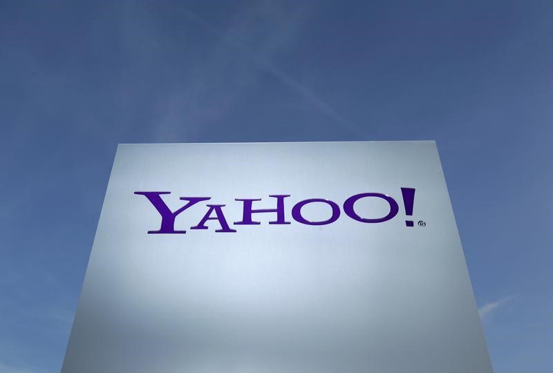 © Reuters. A Yahoo logo is pictured in front of a building in Rolle