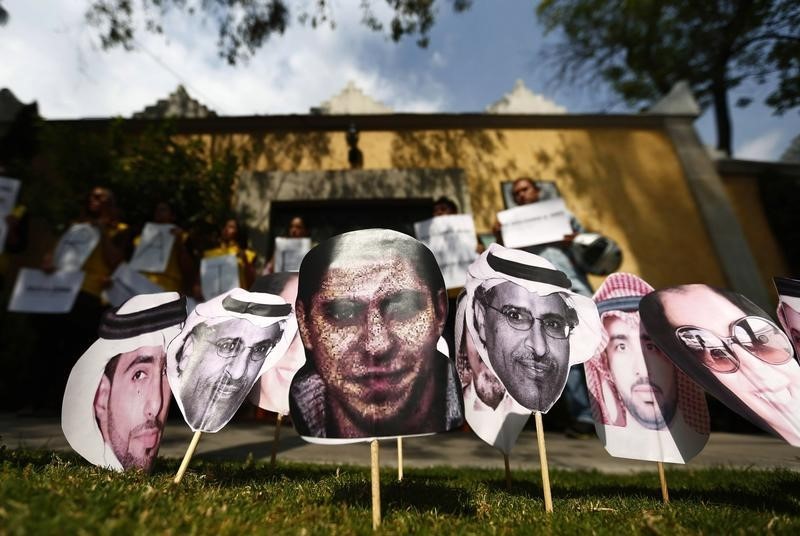 © Reuters. A picture of Saudi blogger Raif Badawi  is seen between others photos of prisoners in Saudi Arabia during a demonstration for his release from jail outside Embassy of Saudi Arabia in Mexico City
