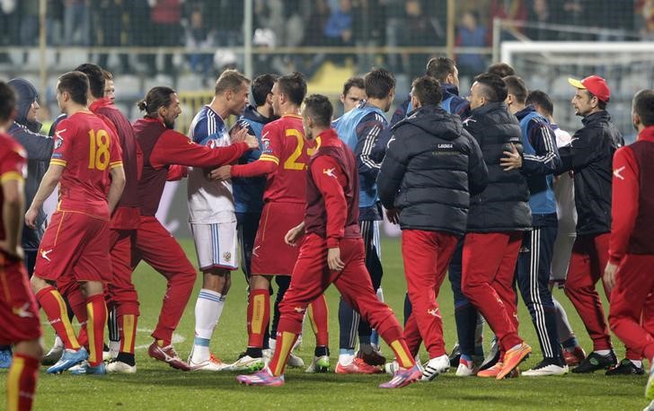 © Reuters. Jogadores de Rússia e Montenegro discutem durante partida em Podgorica 