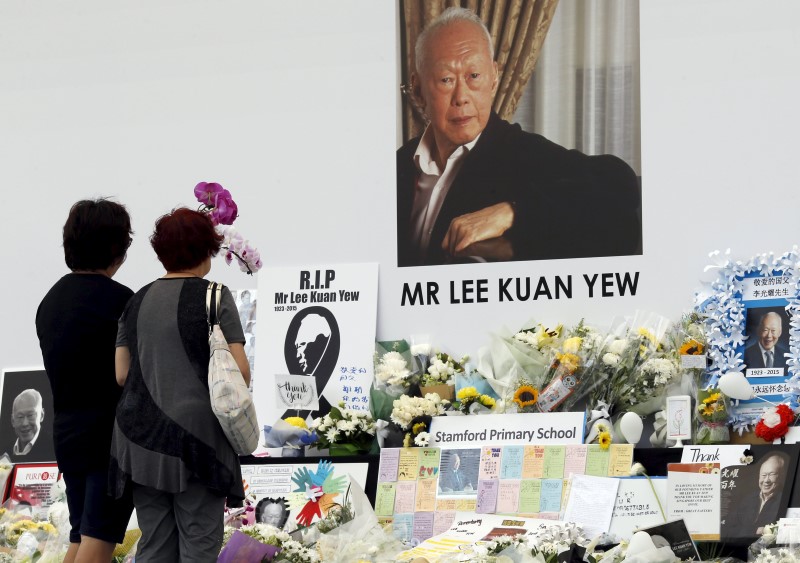 © Reuters. People pay their respects to the late first prime minister Lee Kuan Yew at a community tribute site in Singapore 