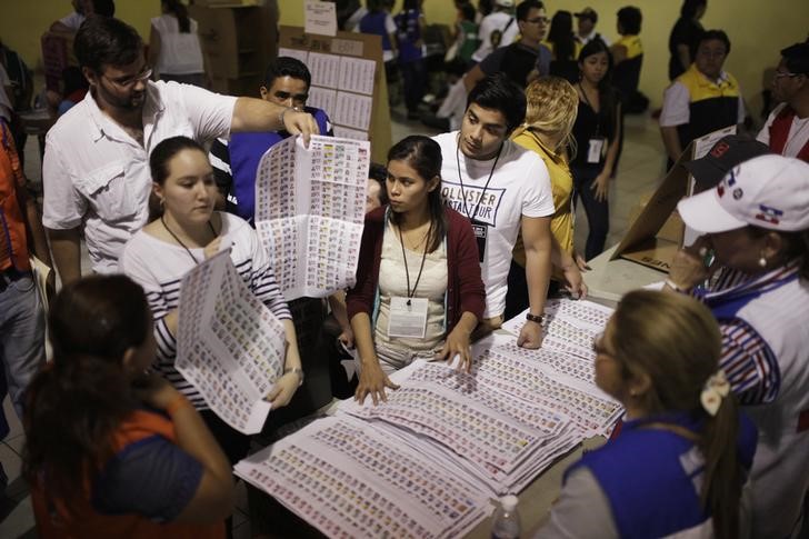 © Reuters. نتائج متأخرة تظهر فوز المعارضة المحافظة في انتخابات السلفادور