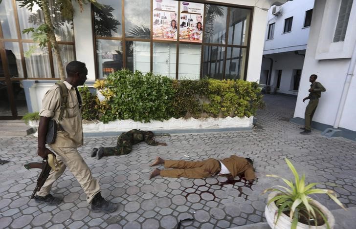 © Reuters. ارتفاع عدد قتلى هجوم فندق بالصومال إلى 15 والقتال مستمر