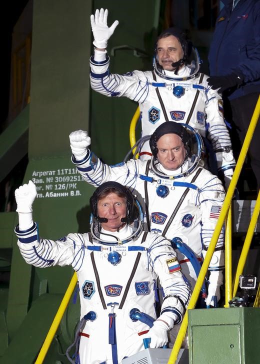 © Reuters. طاقم أمريكي روسي يصل إلى محطة الفضاء الدولية لمهمة مدتها عام