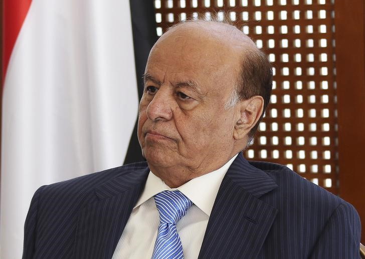 © Reuters. Yemen's President Abd-Rabbu Mansour Hadi attends a meeting with local officials in Aden