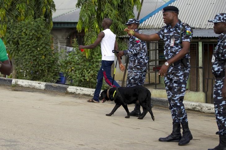 © Reuters. انفجاران يستهدفان مركزين للاقتراع في شرق نيجيريا