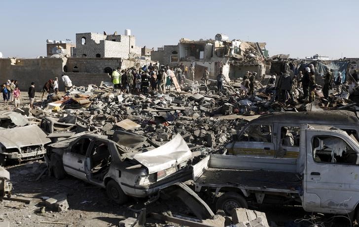 © Reuters. شهود:انفجارات تهز أكبر مستودع للأسلحة في عدن