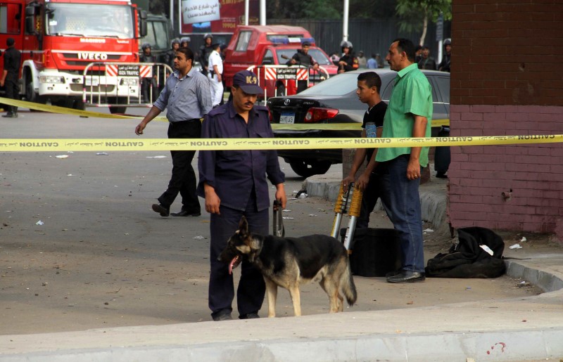 © Reuters. إصابة 8 بينهم 6 رجال شرطة في انفجار بالقاهرة