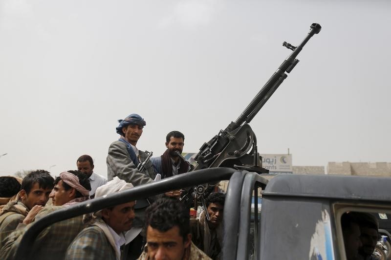 © Reuters. مسؤول يمني: العملية العربية تستهدف قاعدة صواريخ طويلة المدى في اليمن