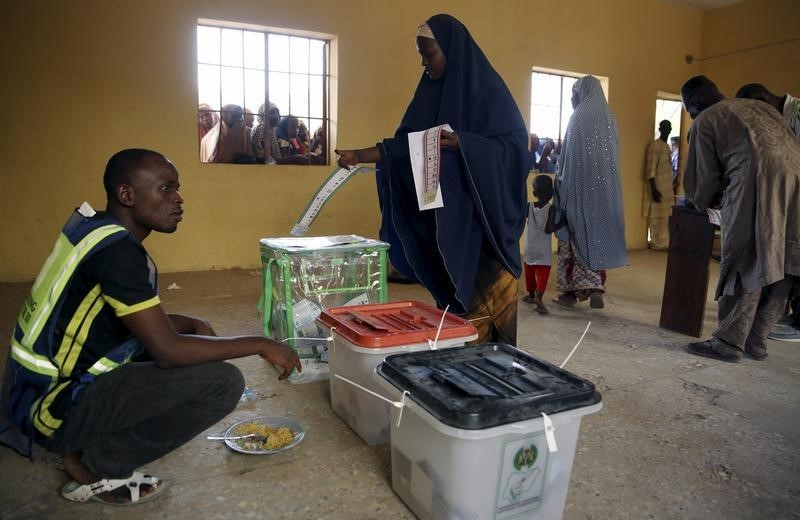 © Reuters. نيجيريا تمدد التصويت في انتخابات الرئاسة إلى الاحد بسبب مشكلات فنية