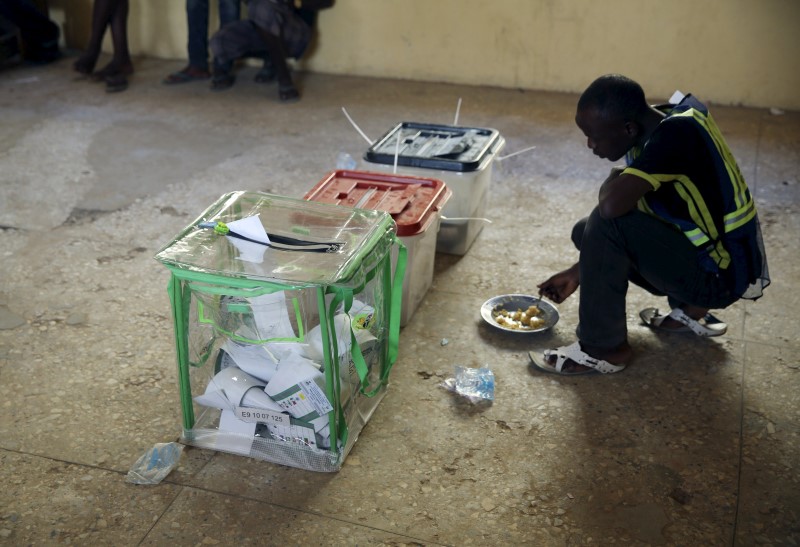 © Reuters. Al menos 15 personas mueren durante tensas elecciones en Nigeria