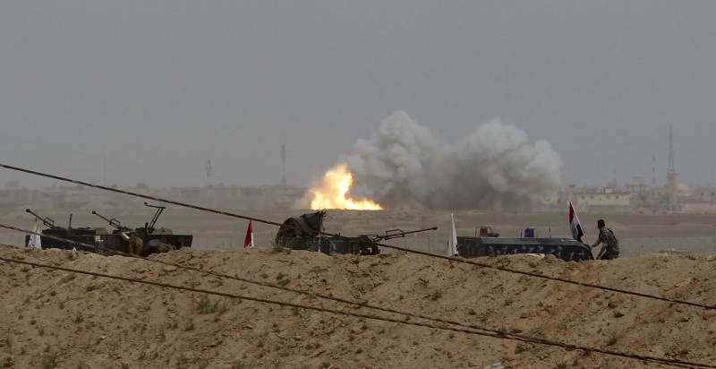 © Reuters. Clashes between Iraqi security forces and Islamic State militants are seen in Tikrit 