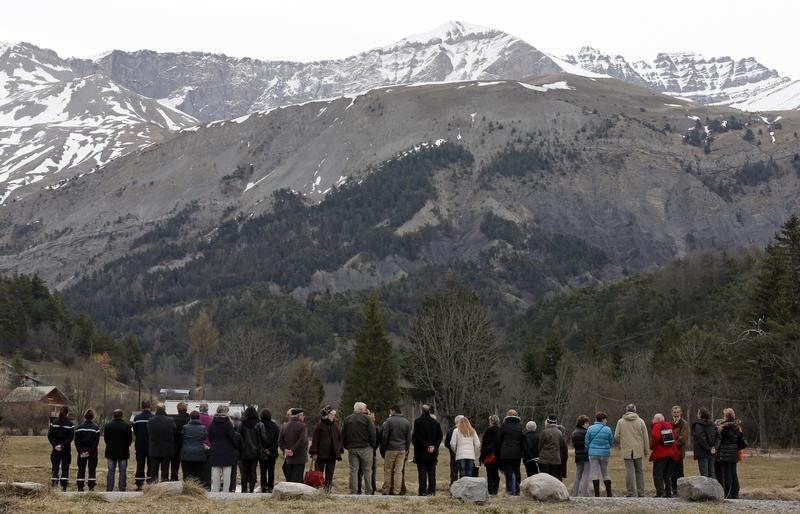 © Reuters. People pay their respects at the memorial for the victims of the air disaster in the village of Le Vernet