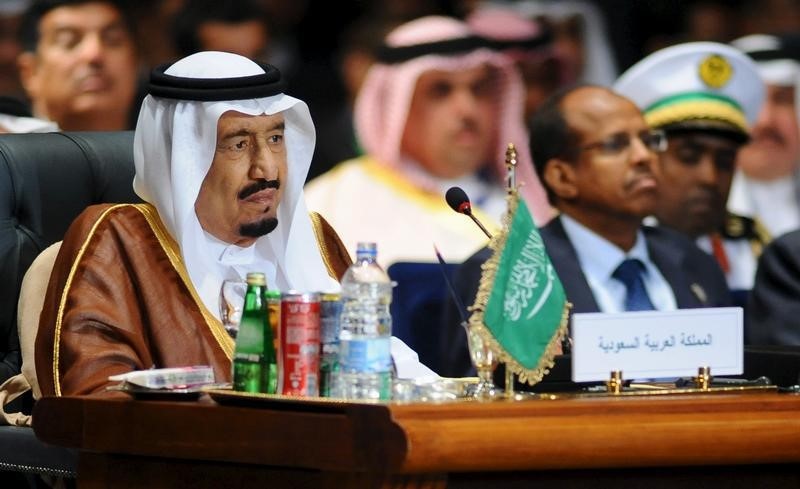 © Reuters. Saudi King Salman attends the opening meeting of the Arab Summit in Sharm el-Sheikh