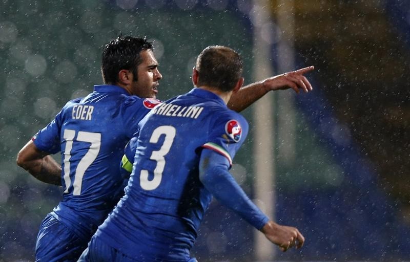 © Reuters. Eder of Italy celebrates his goal against Bulgaria with team mate Chiellini during their Euro 2016 qualifying soccer match in Sofia