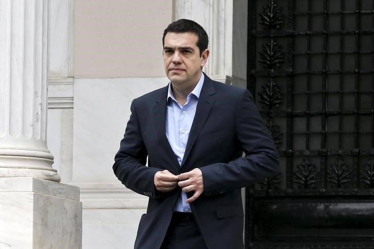 © Reuters. El primer ministro griego, Alexis Tsipras, abandona su oficina en Atenas tras una reunión con su equipo económico