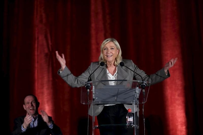 © Reuters. France's far-right National Front leader Marine Le Pen gestures as she speaks during a political rally as part of the campaign for the second round in the French local elections in Henin-Beaumont