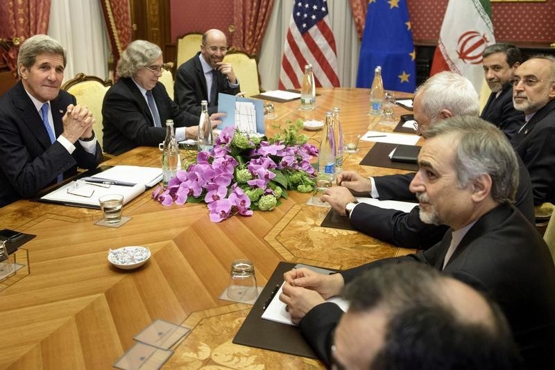 © Reuters. U.S. Secretary of State John Kerry waits to start a meeting with Iranian officials at the Beau Rivage Palace Hotel in Lausanne