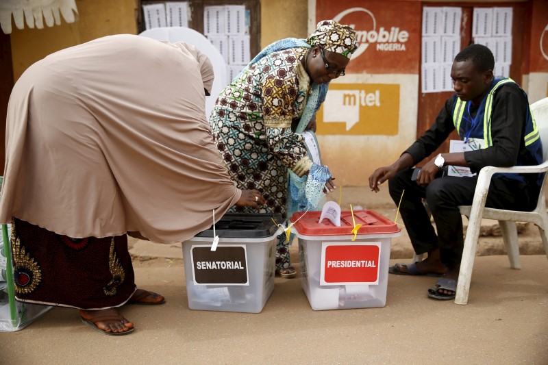 © Reuters. SCRUTIN ÉMAILLÉ DE VIOLENCES MEURTRIÈRES AU NIGERIA