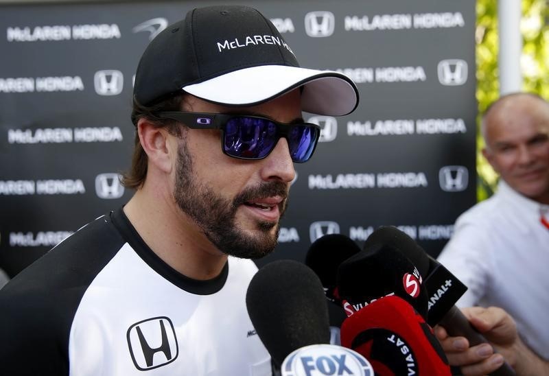 © Reuters. Alonso mantiene la positividad tras su retirada en Malasia