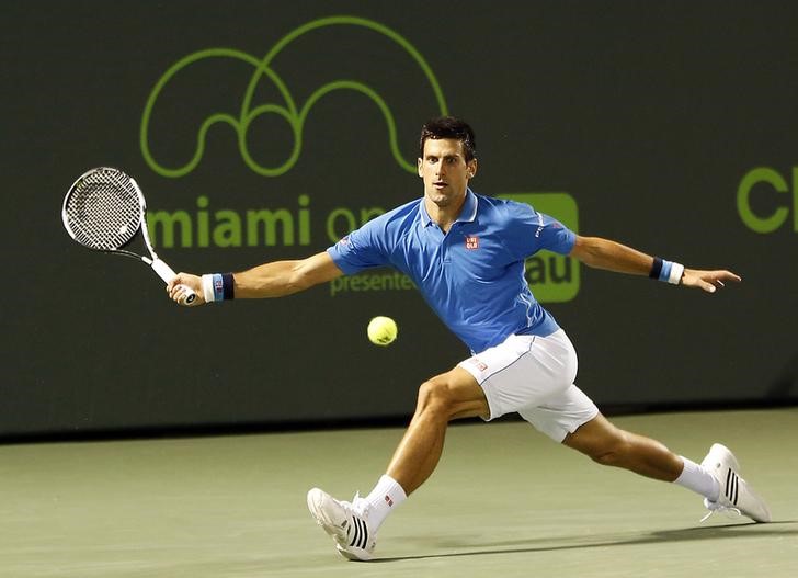 © Reuters. Djokovic sobrevive a una dura prueba en Miami; Ferrer vence a Delbonis