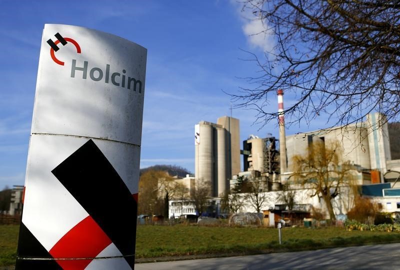 © Reuters. Holcim logo is pictured in front of the cement works in Eclepens near Lausanne
