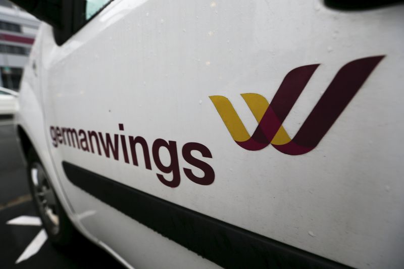 © Reuters. A Germanwings logo is pictured at a door of a car outside the Germanwings headquarters at Cologne-Bonn airport 