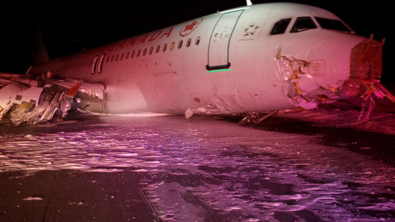 © Reuters. An Air Canada Airbus A-320 lies in the snow after it skidded off the runway at Halifax International Airport
