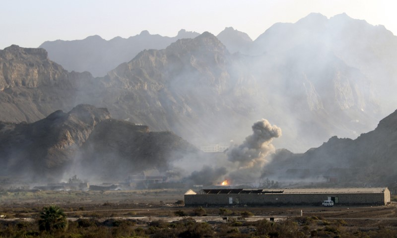 © Reuters. Continúan enfrentamientos y ataques aéreos en Yemen; diálogo se ve lejano