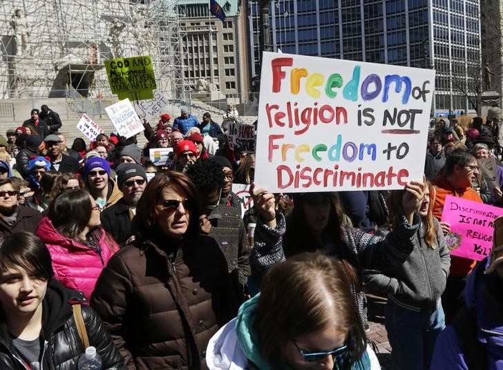 © Reuters. Demonstrators gather to protest a controversial religious freedom bill in Indianapolis