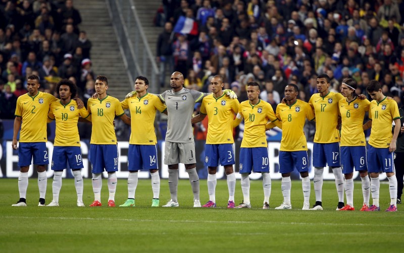 © Reuters. البرازيل تهزم تشيلي في مباراة ودية في لندن