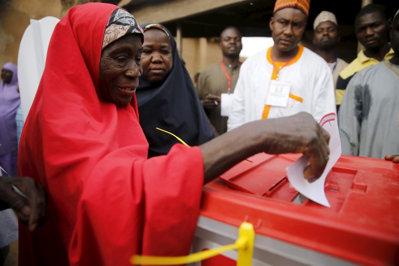 © Reuters. مسؤول:النتائج الأولية لانتخابات نيجيريا قد تعلن مساء الأحد