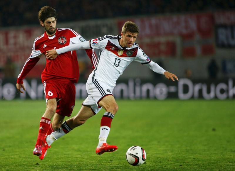 © Reuters. Germany's Mueller fights for ball with Georgia's Makharadze during their Euro 2016 qualifier soccer match in Tbilisi