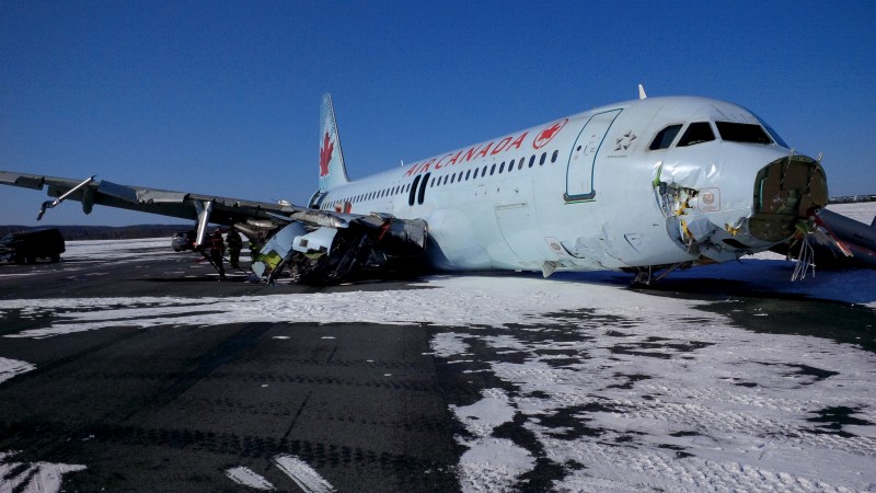 © Reuters. Un avión Airbus A320 de Air Canadá yace en la nieve después de salirse de la pista mientras aterrizaba en el Aeropuerto Internacional de Halifax