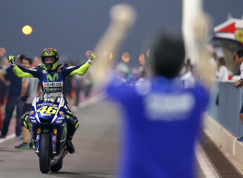 © Reuters. Yamaha MotoGP rider Valentino Rossi of Italy celebrates after crossing the finish line of the Qatar MotoGP Grand Prix at the Losail International circuit in Doha