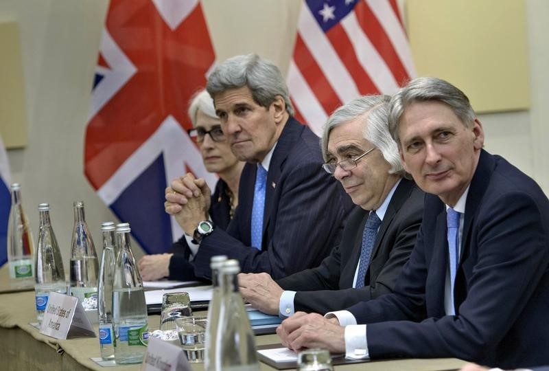 © Reuters. U.S. Under Secretary for Political Affairs Sherman, U.S. Secretary of State Kerry, U.S. Secretary of Energy Moniz and British Foreign Secretary Hammond wait for a P5+1 meeting in Lausanne