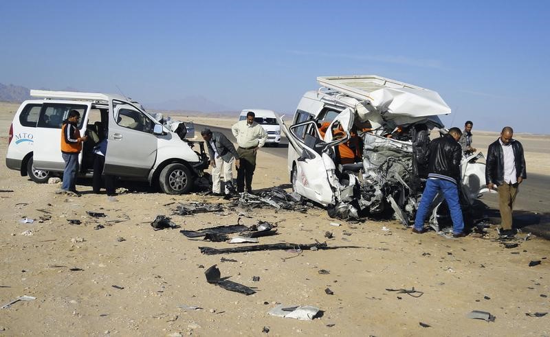 © Reuters. مقتل 16 وإصابة سبعة في حادث سير بجنوب مصر