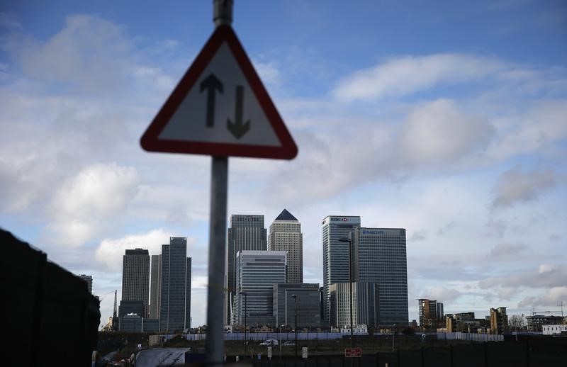 © Reuters. The Canary Wharf financial district is seen in east London