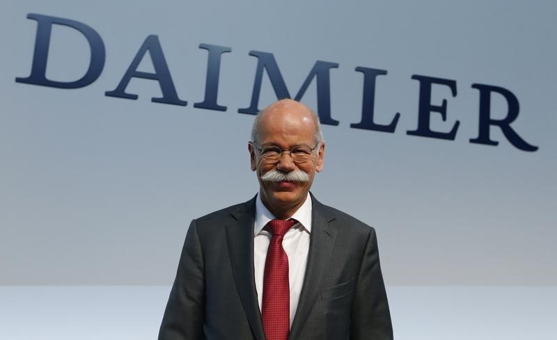 © Reuters. Daimler CEO Zetsche poses for photographers following the company's annual news conference in Stuttgart